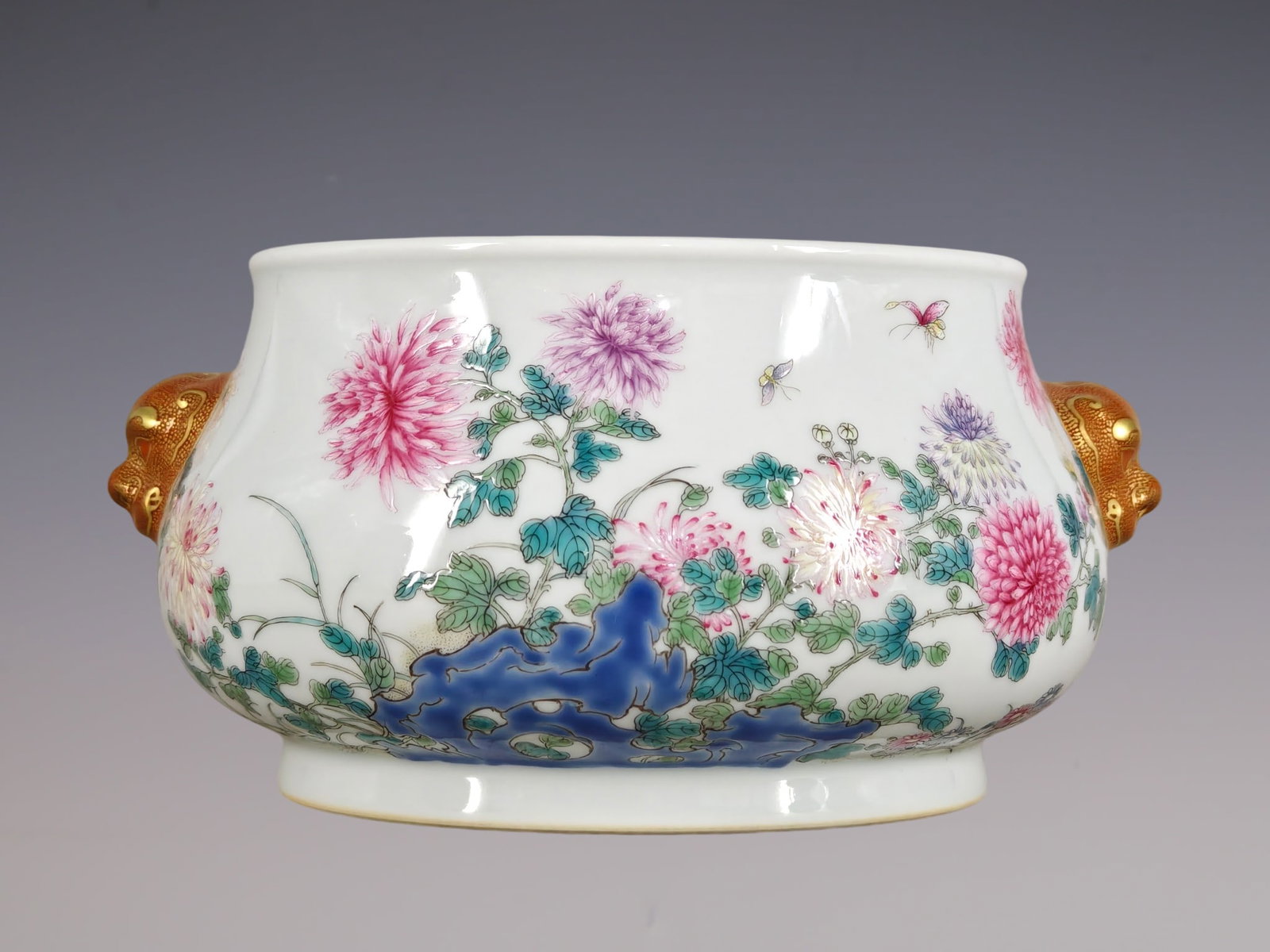 An Exquisite Famille-Rose Flower and Butterfly Pattern Double-Ears Censer: An Exquisite Famille-Rose Flower and Butterfly Pattern Double-Ears Censer Qing Dynasty, China Qianlong Six-character Mark Size:3.1inx6.3in粉彩菊花纹双耳ཛྷ