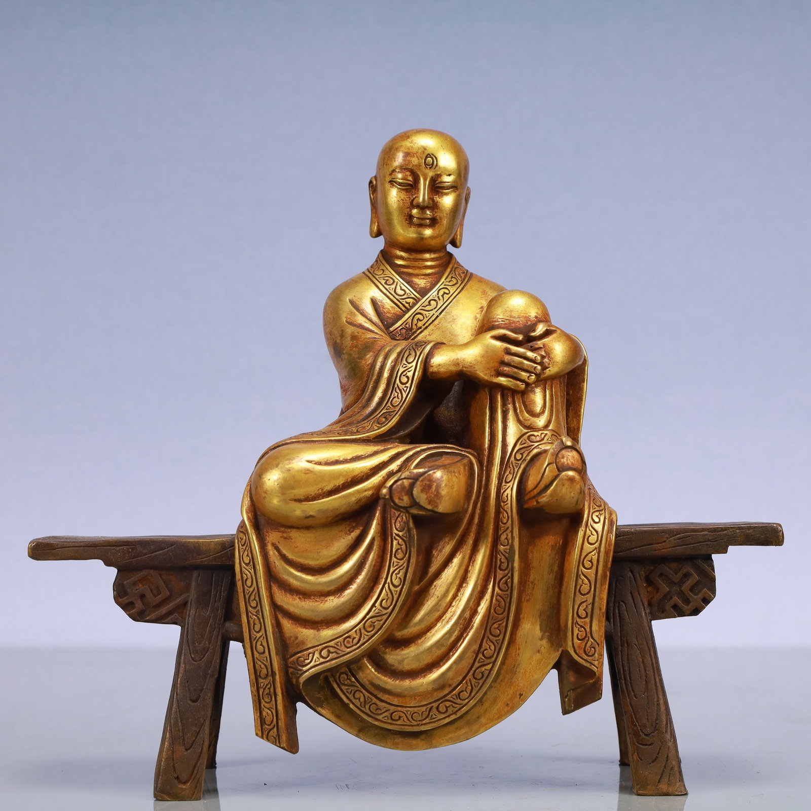 An Exquisite Gilt Bronze Statue of Arhat: An Exquisite Gilt Bronze Statue of Arhat Ming Dynasty, China Size:8.7inx2.8inx8.1in Weight:1800g铜鎏金罗汉佛像 中国明代 Size:22cmx7cmx