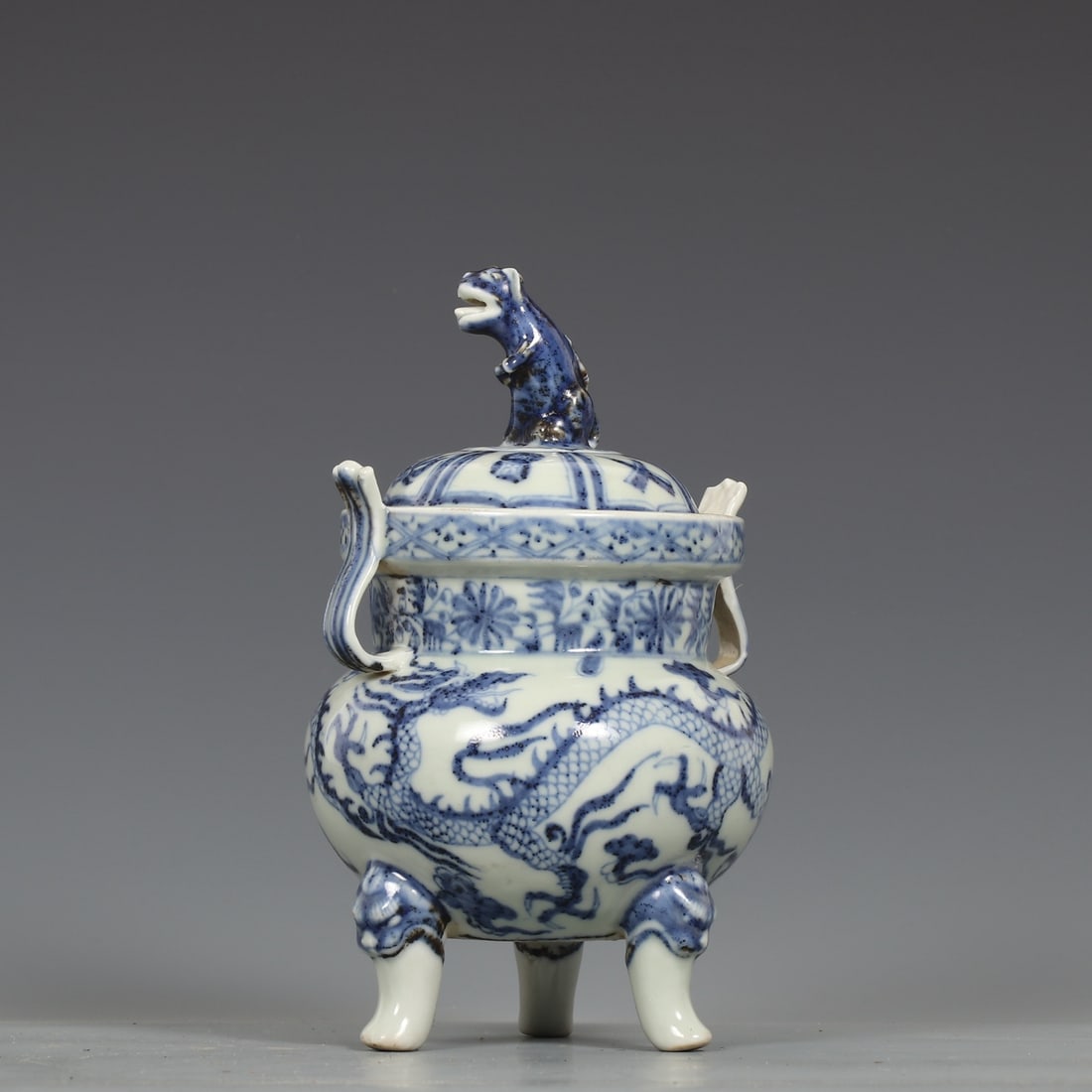 An Exquisite Blue and White Auspicious Cloud and Dragon Pattern Double-Ears and Tripod Censer: An Exquisite Blue and White Auspicious Cloud and Dragon Pattern Double-Ears and Tripod Censer,Yuan Dynasty, ChinaSize:7.7inx3.9inx4.7in青花祥云龙纹双耳&