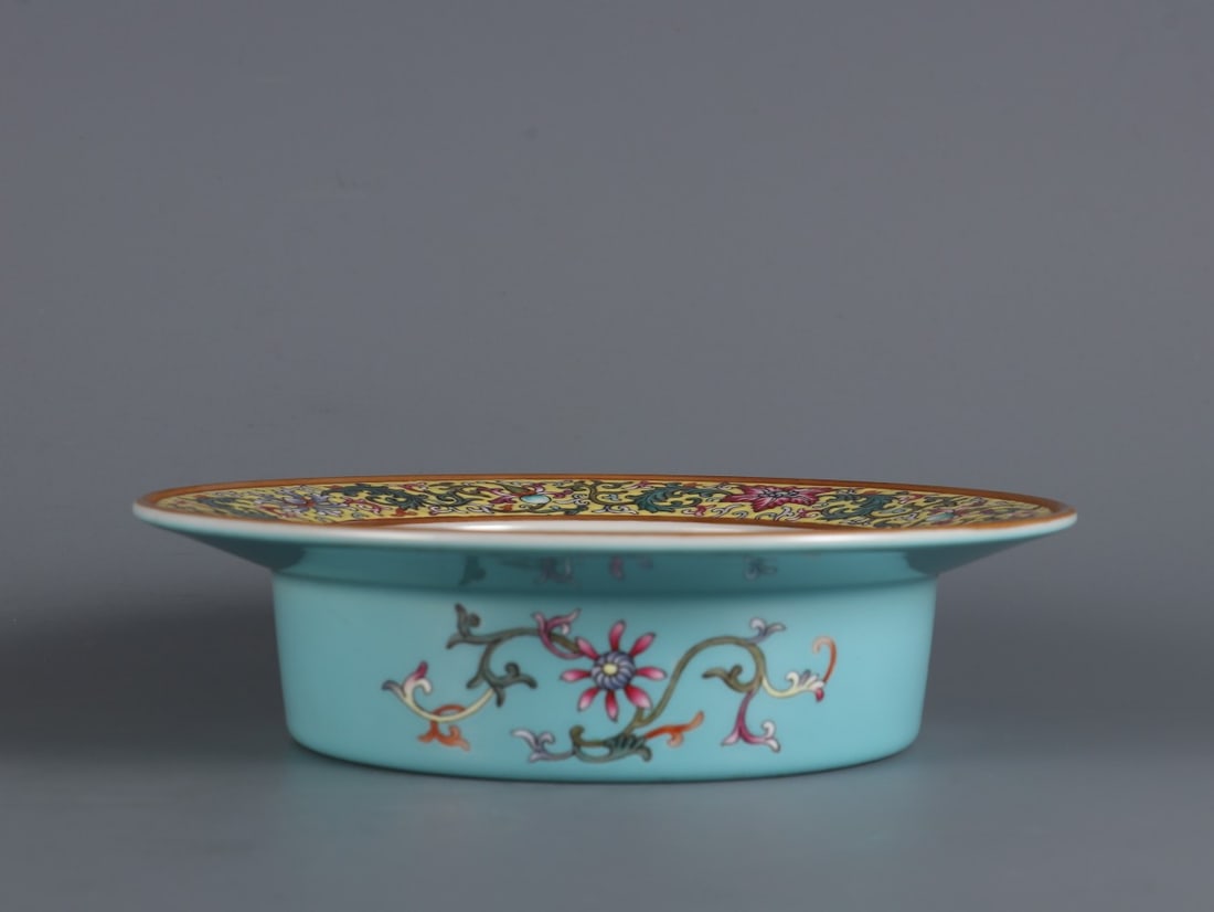 An Exquisite Famille-Rose Lotus Pattern Bats and Peach Pattern Basin: An Exquisite Famille-Rose Lotus Pattern Bats and Peach Pattern Basin Qing Dynasty, China Qianlong Six-character MarkSize:1.8inx7.1in粉彩缠枝莲纹福寿 