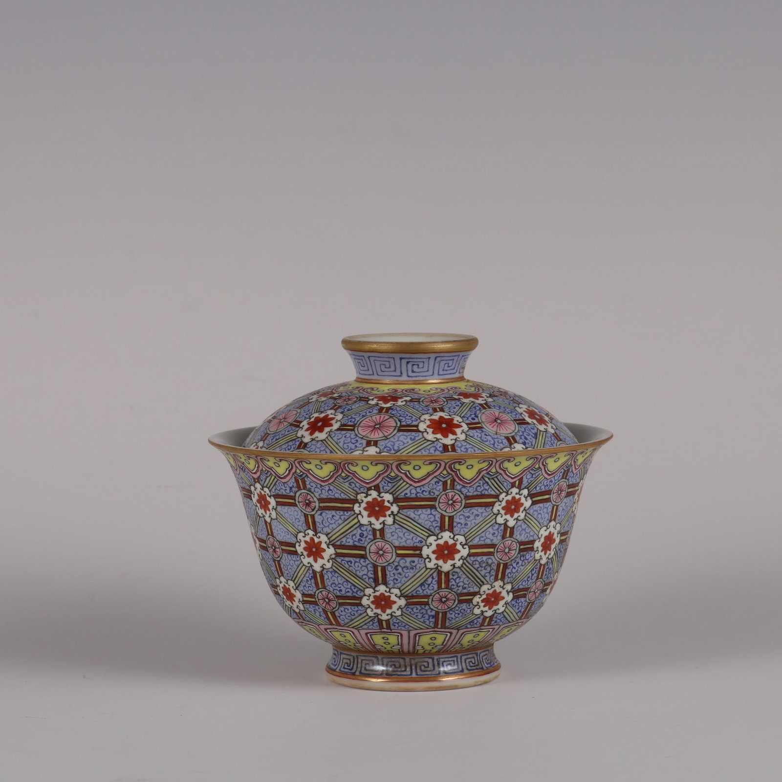 An Exquisite Famille-Rose Flower Pattern Bowl: An Exquisite Famille-Rose Flower Pattern Bowl Qing Dynasty, China Qianlong Six-character MarkSize:3.6inx3.9in粉彩花卉纹碗 中国清代