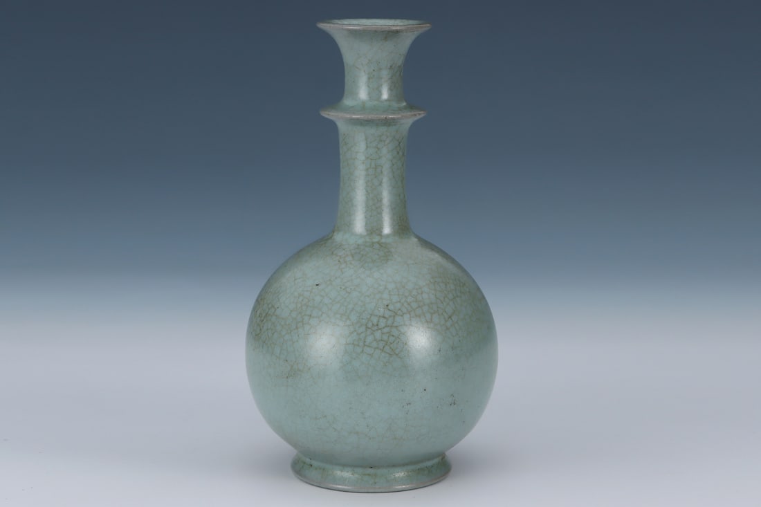 An Exquisite Ru yao Sky Blue Glazed Vase: An Exquisite Ru yao Sky Blue Glazed Vase Song Dynasty, China Size:7.9inx4.3in汝窑天青釉盘口长颈瓶 中国宋代
