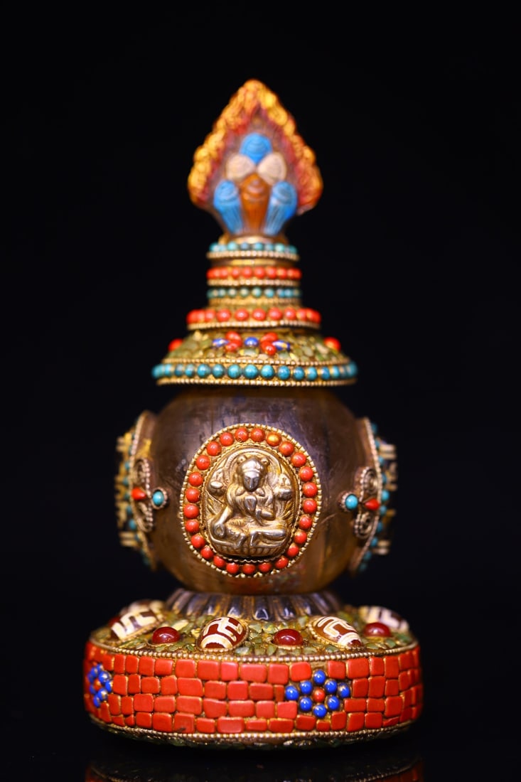 An Exquisite Crystal Inlaid Dzi Bead with Gems Cover Jar: An Exquisite Crystal Inlaid Dzi Bead with Gems Cover Jar,Qing Dynasty,ChinaSize:6.3inx3.1in,Weight:700g水晶镶天珠和宝石盖罐,中国