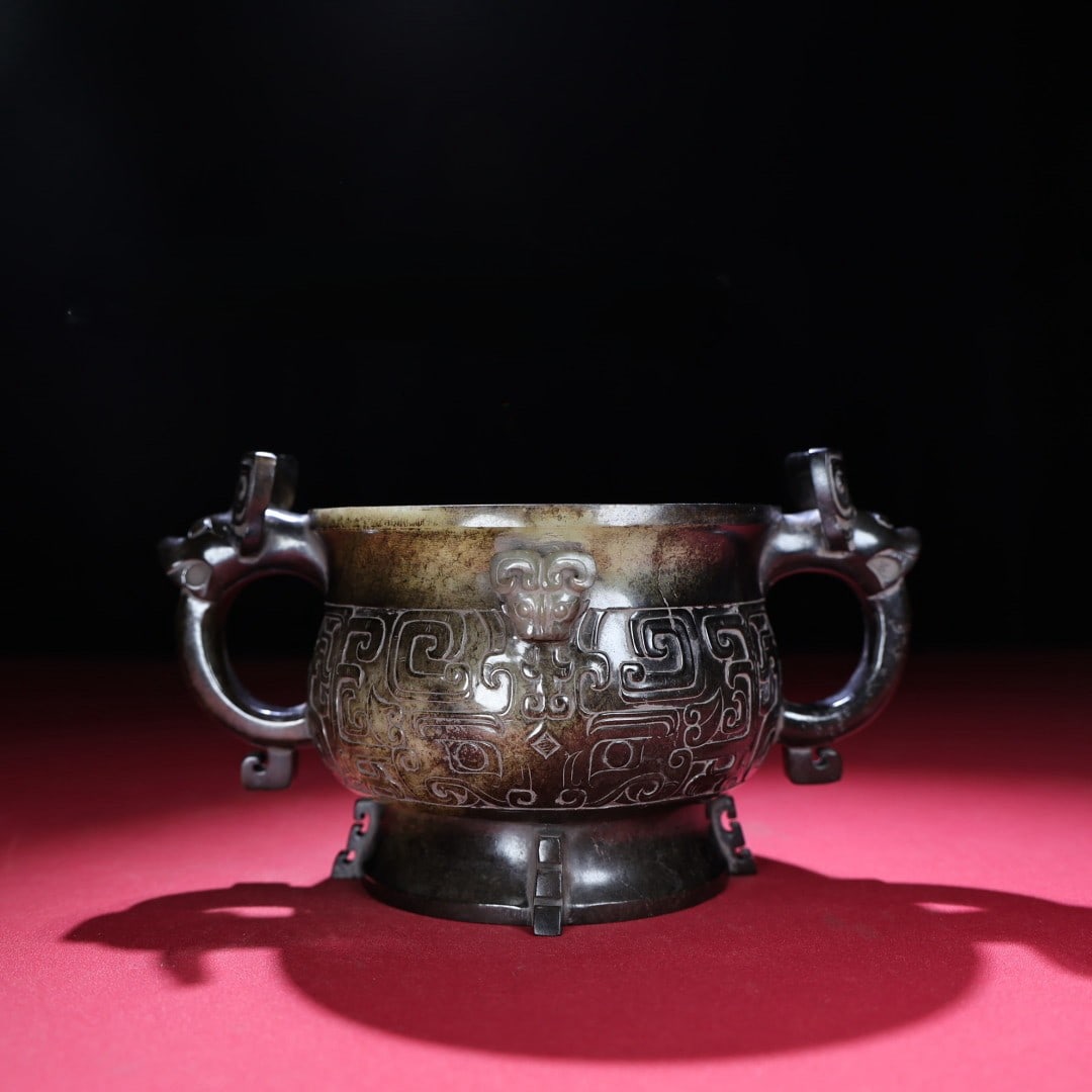 An Exquisite White Jade Beast-Face Pattern Beast-Ears Jar: An Exquisite White Jade Beast-Face Pattern Beast-Ears Jar,Qing Dynasty,China,Size:7.9inx5.3inx4.8in,Weight:650g白玉兽面纹兽耳罐,中国清