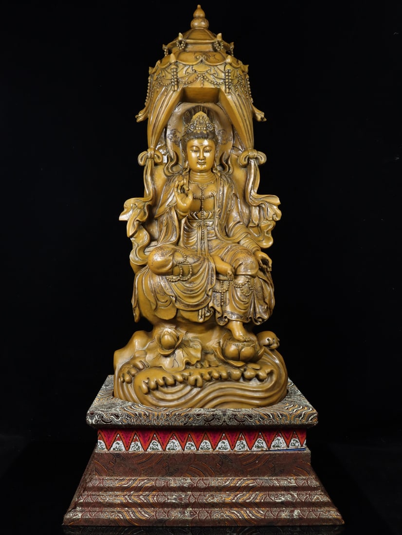 A Huge Tianhuang Stone Statue of Avalokitesvara Ornament: A Huge Tianhuang Stone Statue of Avalokitesvara Ornament,Qing Dynasty, China,Shangjun Mark,Size:32.3inx15.7inx11.4in,Weight:29.33kg田黄石观音像摆件,