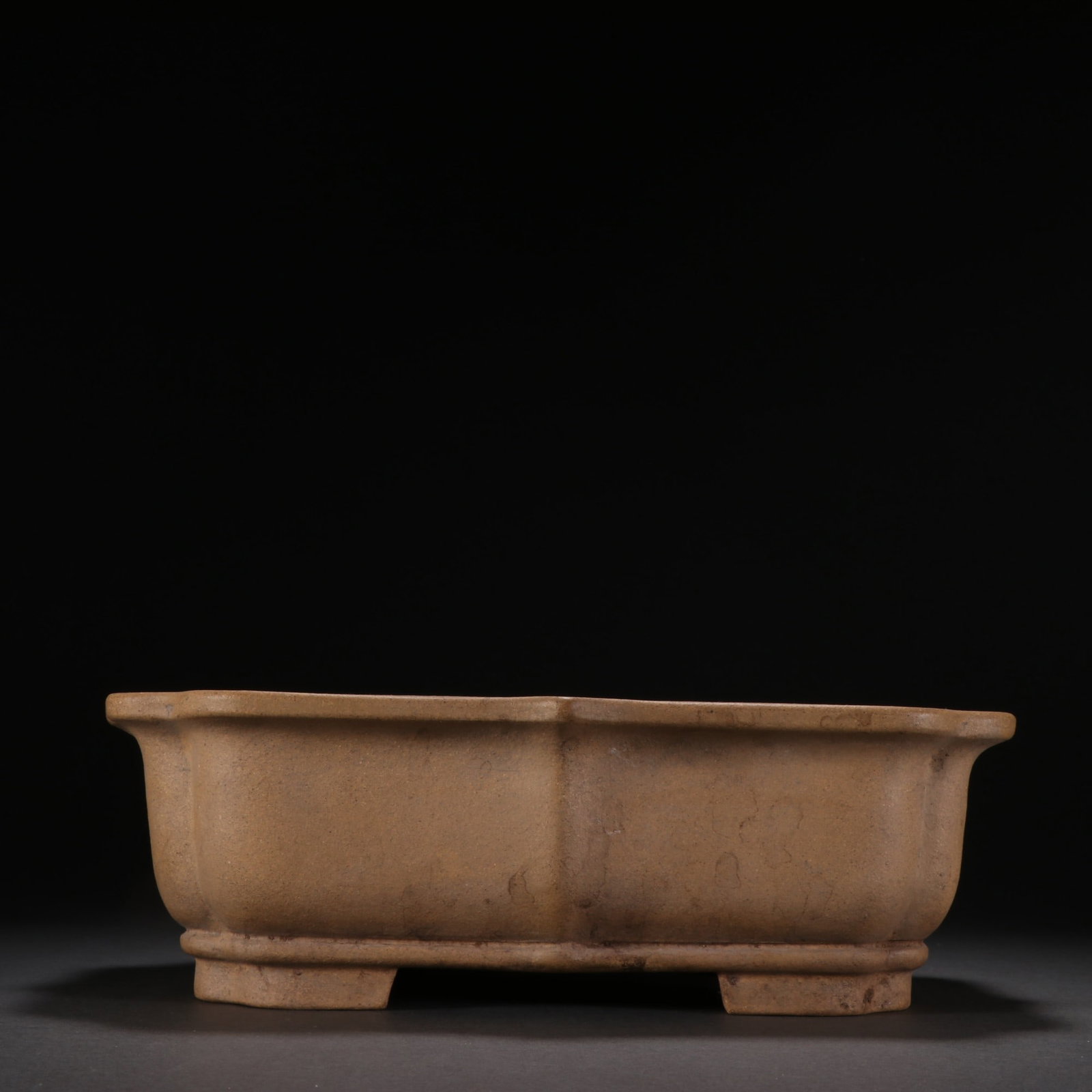 An Exquisite Purple Sands Basin: An Exquisite Purple Sands Basin Qing Dynasty, China Size:7.5?Mx24?M紫砂花盆 中国清代 Size:7.5㎝x24㎝
