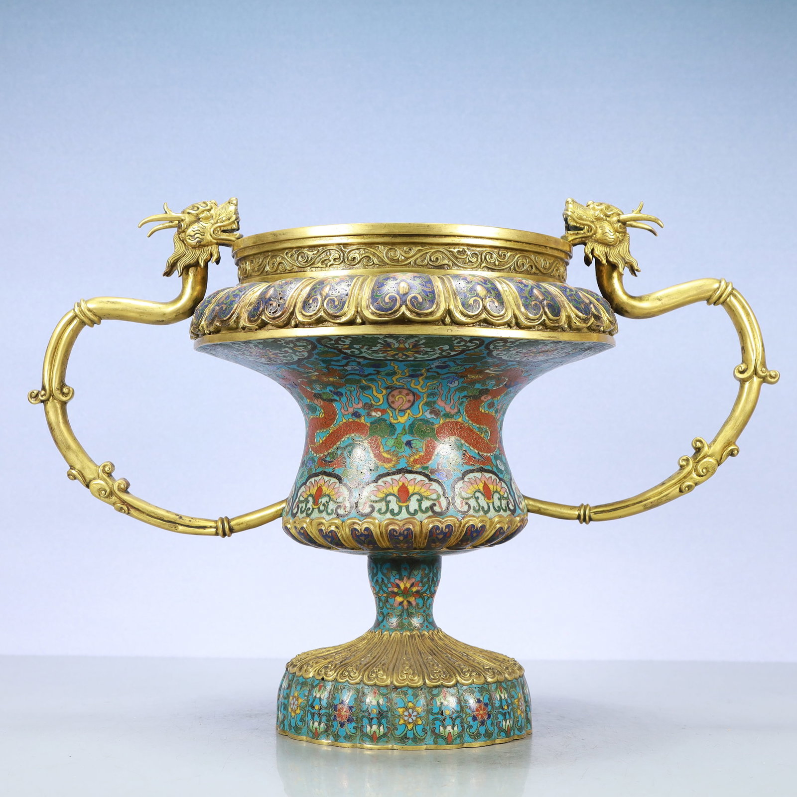 A Exquisite Cloisonne Flower Pattern Dragon Pattern Double-Ears Vase: A Exquisite Cloisonne Flower Pattern Dragon Pattern Double-Ears Vase Qing Dynasty, China Qianlong Four-character Mark Size:19.3inx11inx12.6in Weight:4200g景泰蓝花卉ಬ