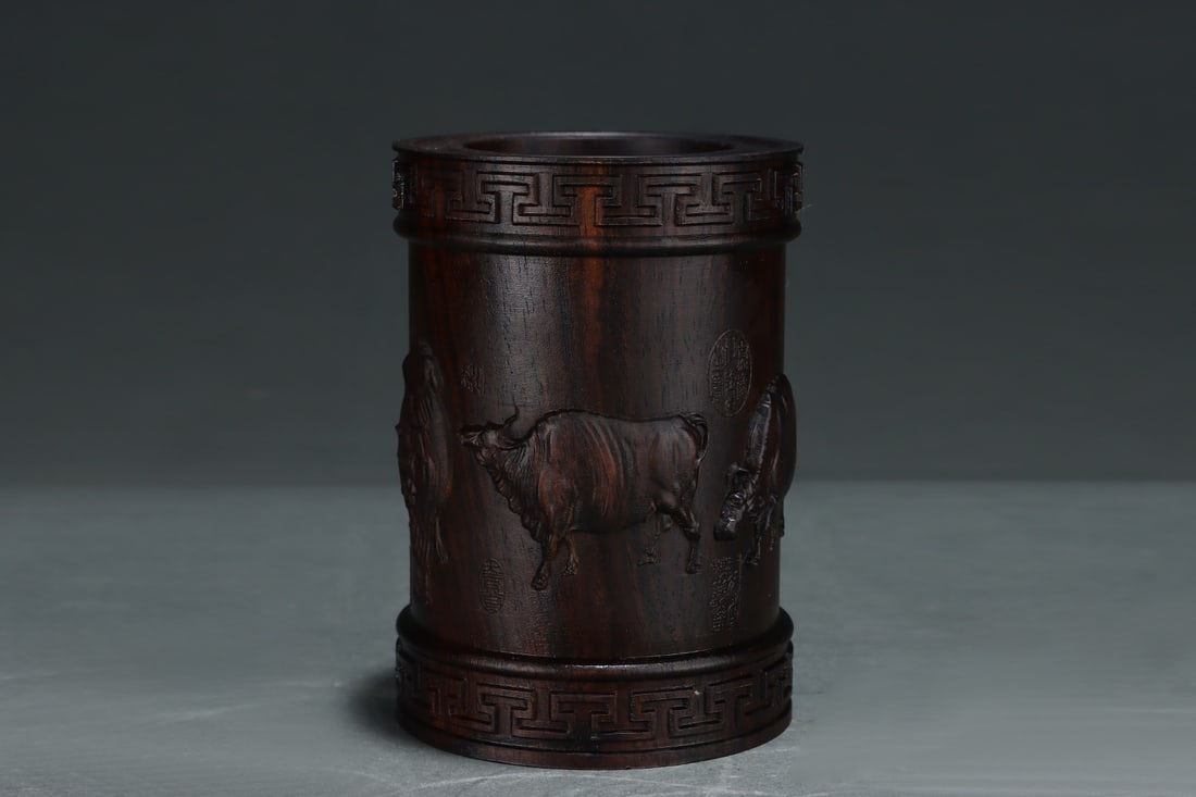 An Exquisite Eaglewood Buffalo Pattern Brush Pot - 2