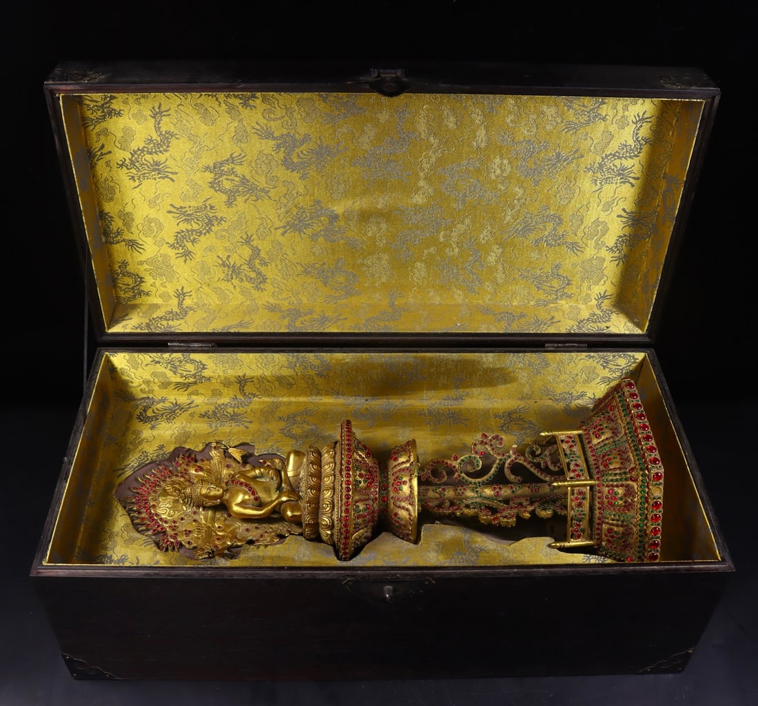 A Huge Gilt Bronze Inlaid Gems Buddha Statue: A Huge Gilt Bronze Inlaid Gems Buddha Statue,Qing Dynasty,China,Qianlong Four-character Mark,Size:(Buddha Statue)19.3in,(Base)8.7in,Weight:4320g铜鎏金镶宝石佛