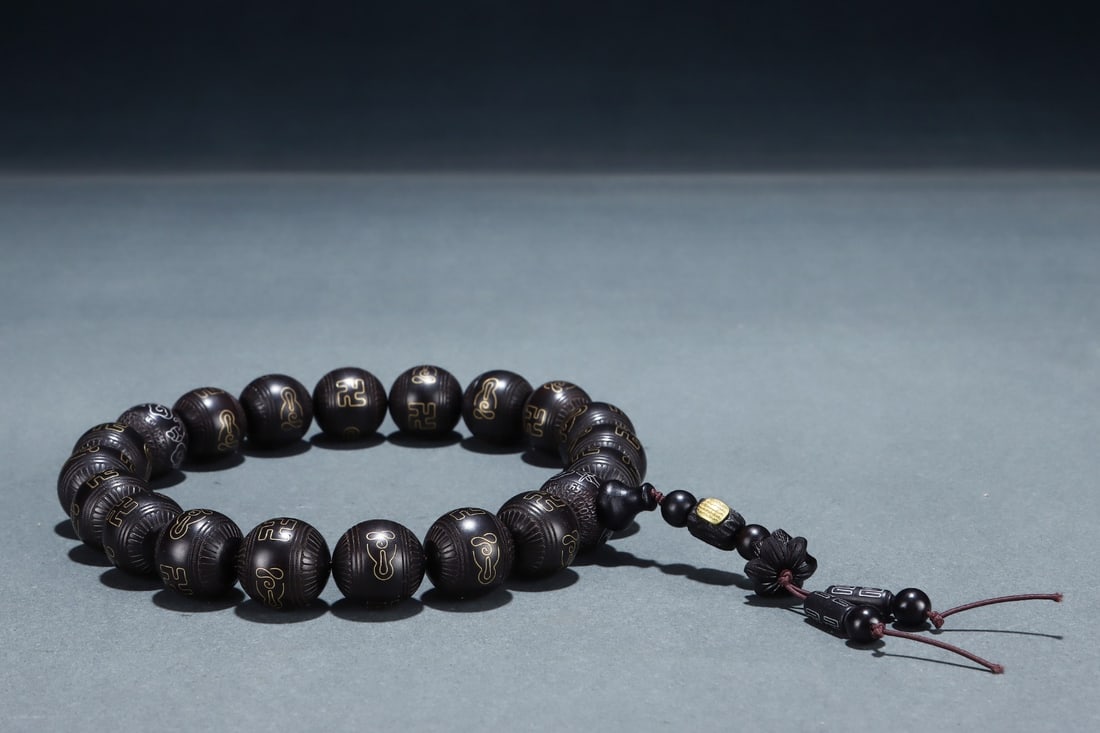 An Exquisite Eaglewood Inlaid Gold Bracelets: An Exquisite Eaglewood Inlaid Gold Bracelets,Qing Dynasty,China沉香木嵌金手串,中国清代,