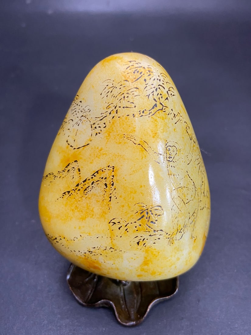 An Exquisite White Jade Monkey and Peach Pattern Hand Piece,With Poem: An Exquisite White Jade Monkey and Peach Pattern Hand Piece,With Poem,Qing Dynasty,China,Size:3.7inx2.8inx1.8in,Weight:381g白玉猴桃纹手把件,带#