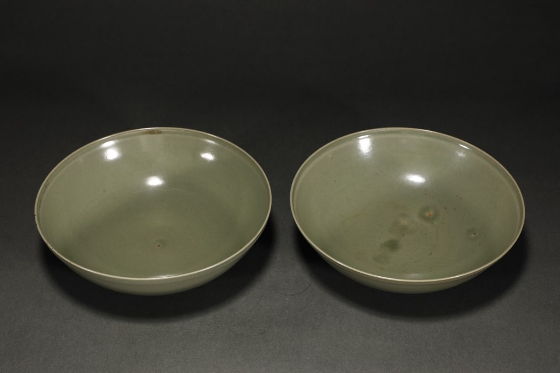 A Pair of Exquisite Yue yao Celadon Bowl: A Pair of Exquisite Yue yao Celadon Bowl Tang Dynasty, China Size:2.6inx6.7in越窑秘色青磁卧足碗一对 中国唐代