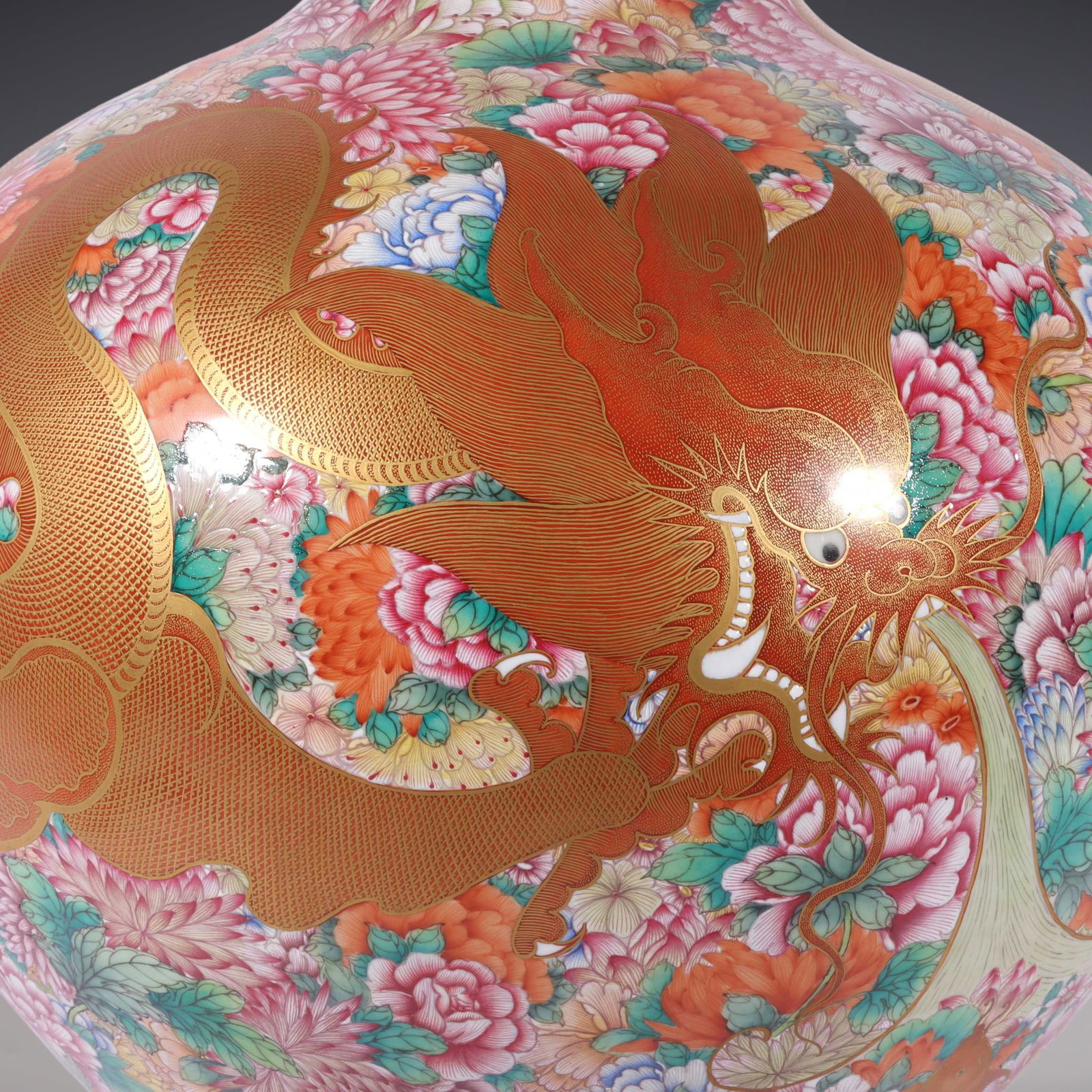 An Exquisite Enamel Flower Pattern Seawater Pattern Dragon Pattern Vase - 3