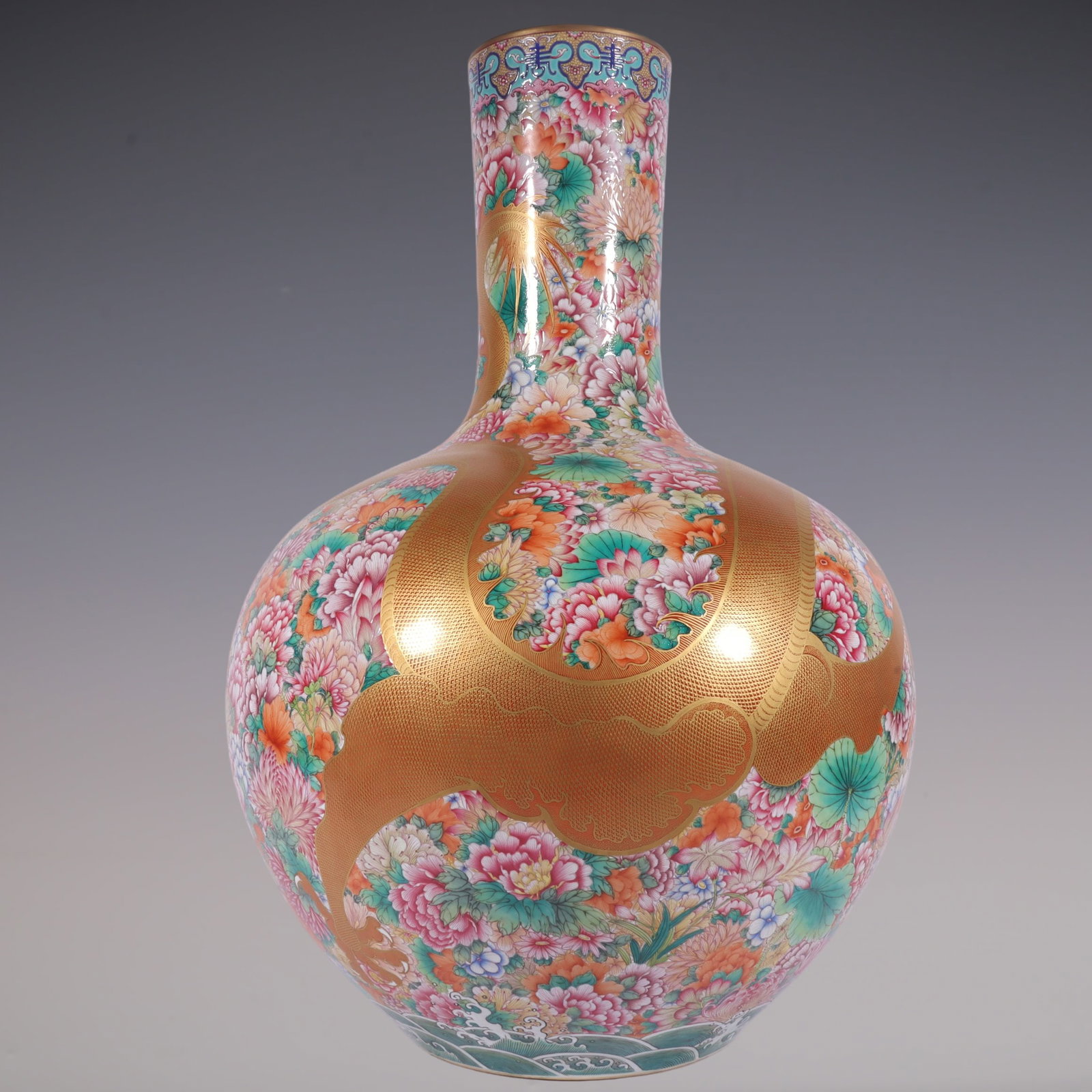 An Exquisite Enamel Flower Pattern Seawater Pattern Dragon Pattern Vase - 6