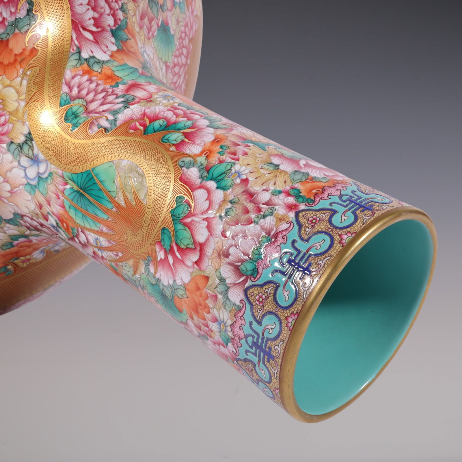 An Exquisite Enamel Flower Pattern Seawater Pattern Dragon Pattern Vase - 8