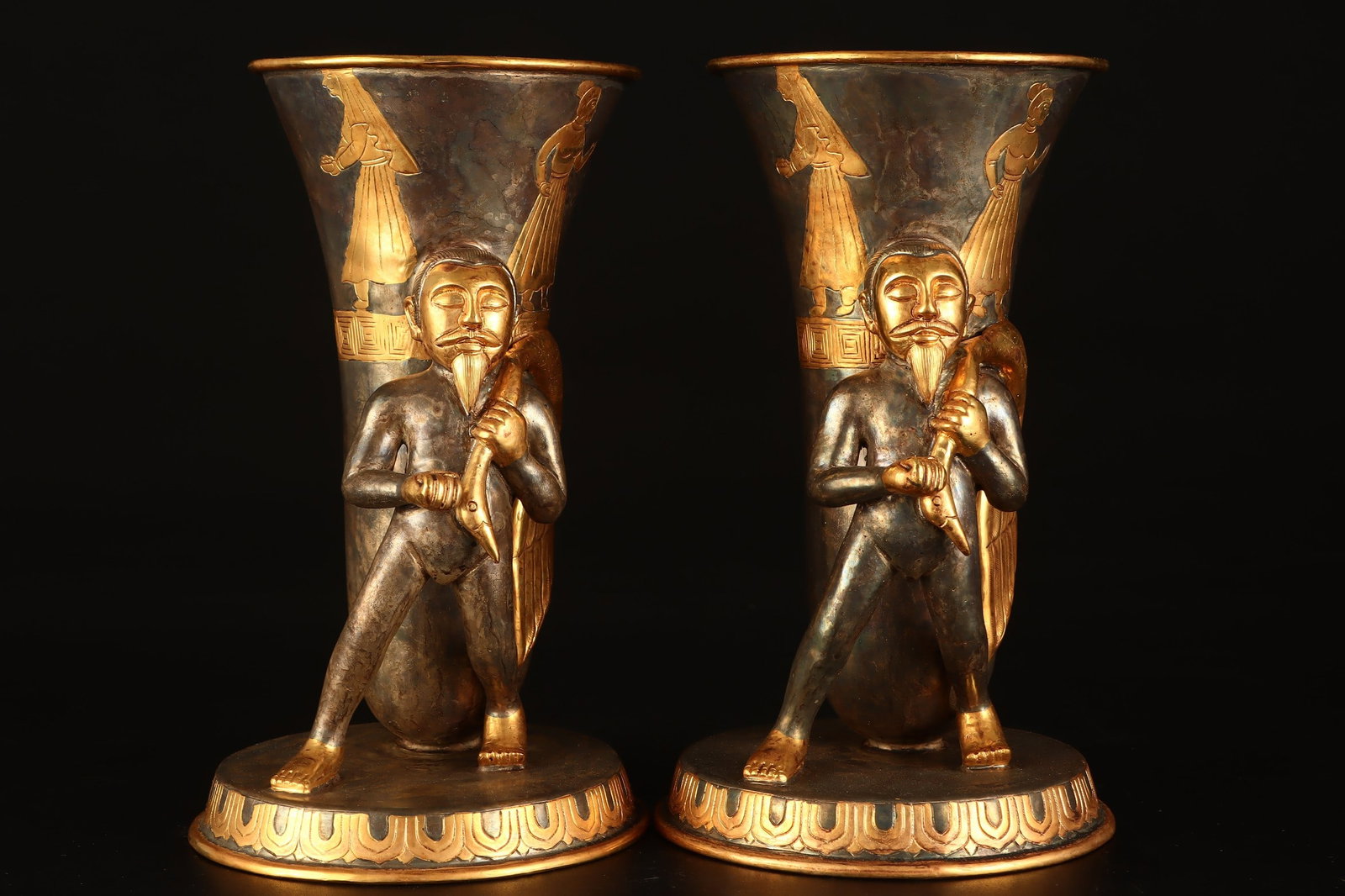 A Pair of Exquisite Gilt Bronze Figure Pattern Cups: A Pair of Exquisite Gilt Bronze Figure Pattern Cups,Qing Dynasty,China,Size:7.5inx4.7in,Total Weight:1680g一对铜鎏金人物纹杯,中国ę