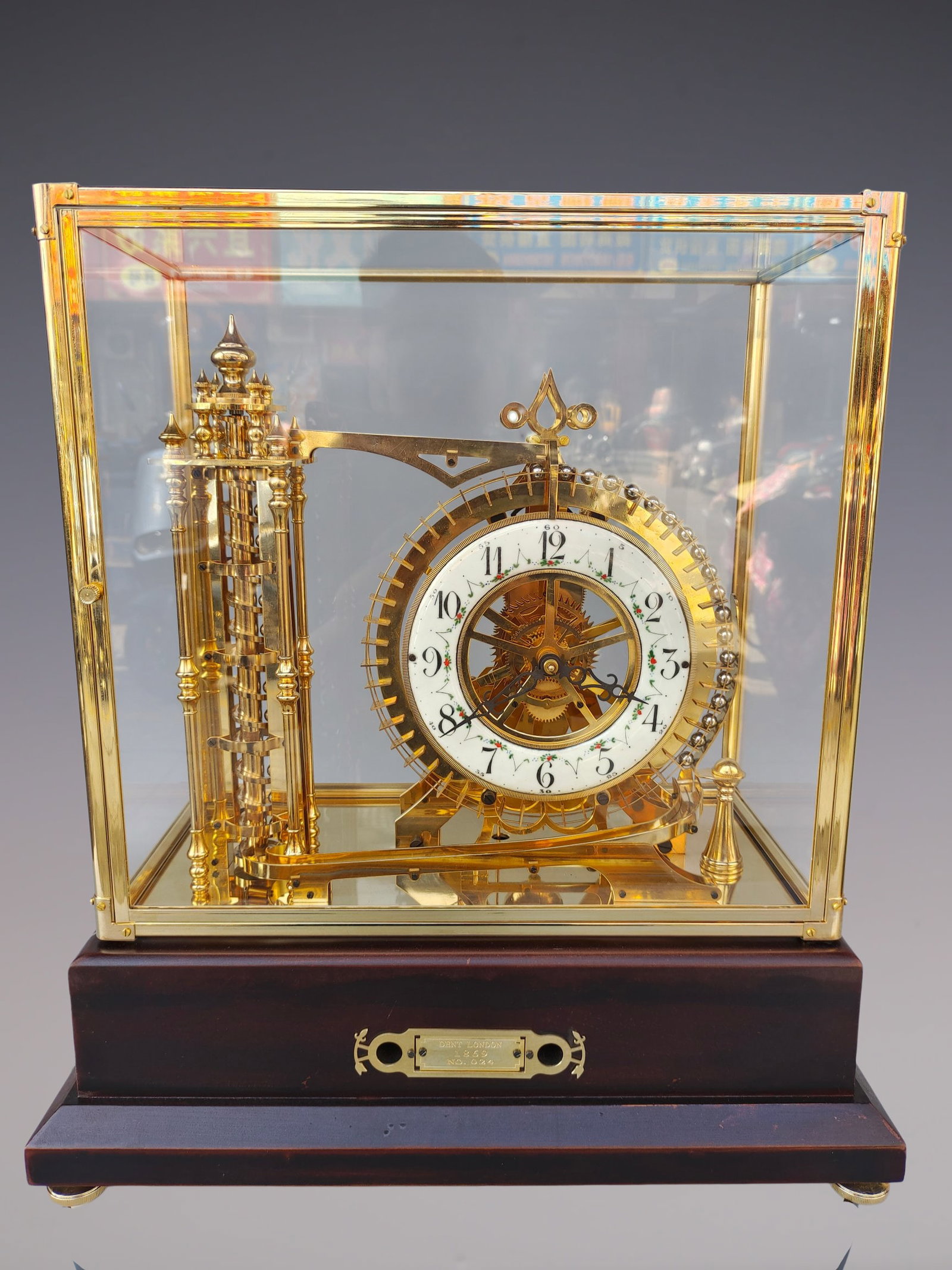 An Exquisite Gilt Bronze Flower Pattern Clock: An Exquisite Gilt Bronze Flower Pattern Clock Size:18.1inx16.1inx9.8in铜鎏金花卉纹钟表 Size:46cmx41cmx25cm