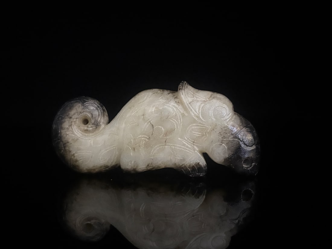 An Exquisite White Jade Auspicious Beast Pendant: An Exquisite White Jade Auspicious Beast Pendant,the Sang and Zhou in Period in China,Size:3.7inx1.7inx0.9in,Weight:136g白玉瑞兽挂件,中国商周