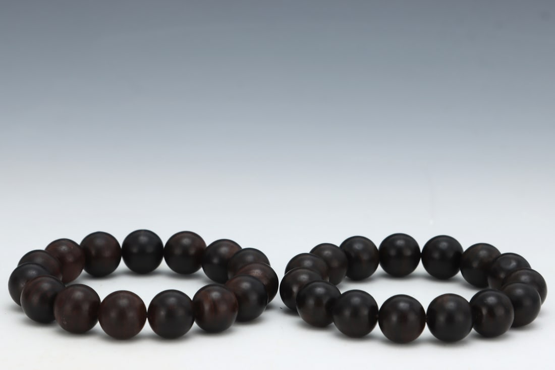 A Pair of Exquisite Eaglewood Bracelets: A Pair of Exquisite Eaglewood Bracelets,Qing Dynasty,ChinaSize:0.6in一对沉香木手串,中国清代,Size:1.5cm