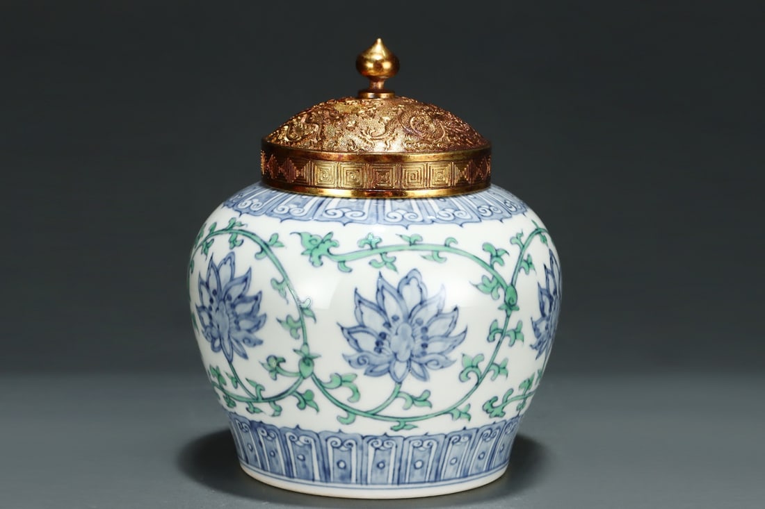 An Exquisite Doucai Lotus Pattern Jar - 2