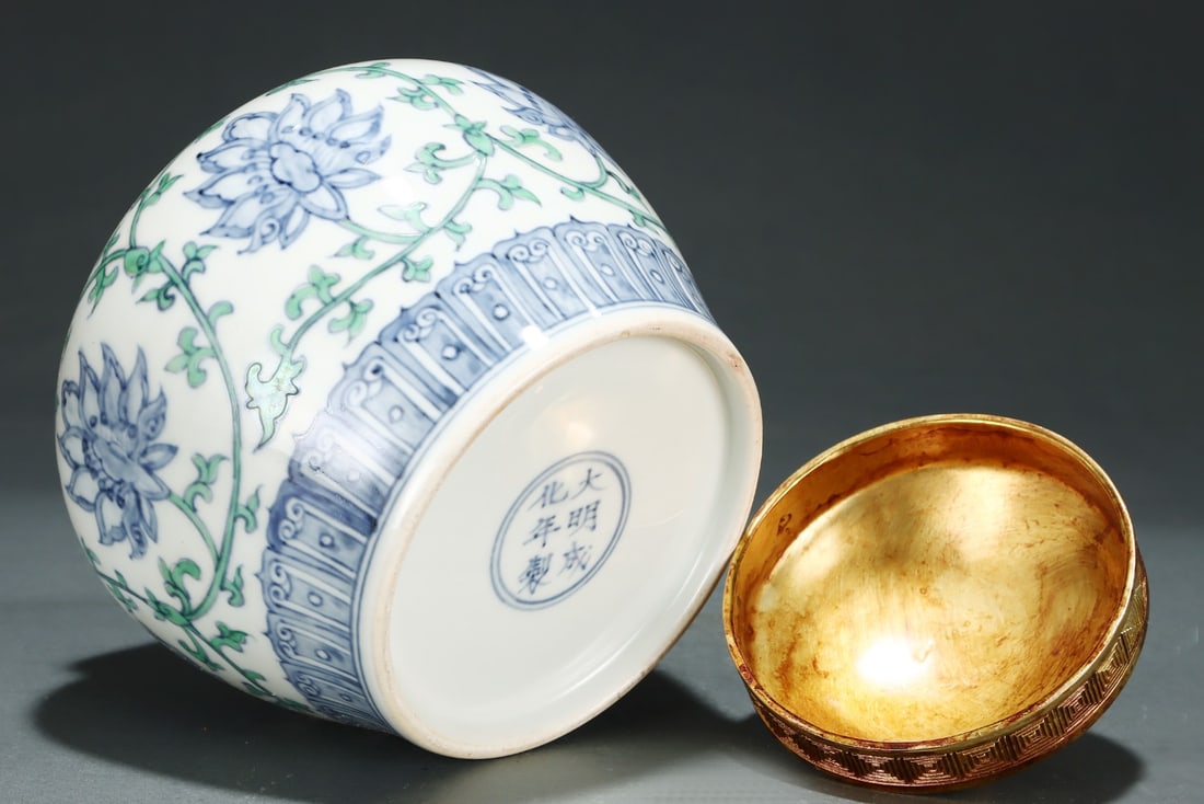 An Exquisite Doucai Lotus Pattern Jar - 7