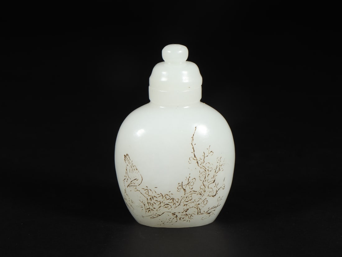 An Exquisite White Jade Flower and Bird Pattern Snuff Bottle: An Exquisite White Jade Flower and Bird Pattern Snuff Bottle,Qing Dynasty,China,Qianlong Four-character Mark,Size:2.2inx1.6inx3.3in,Weight:167g白玉花鸟纹鼻烟&