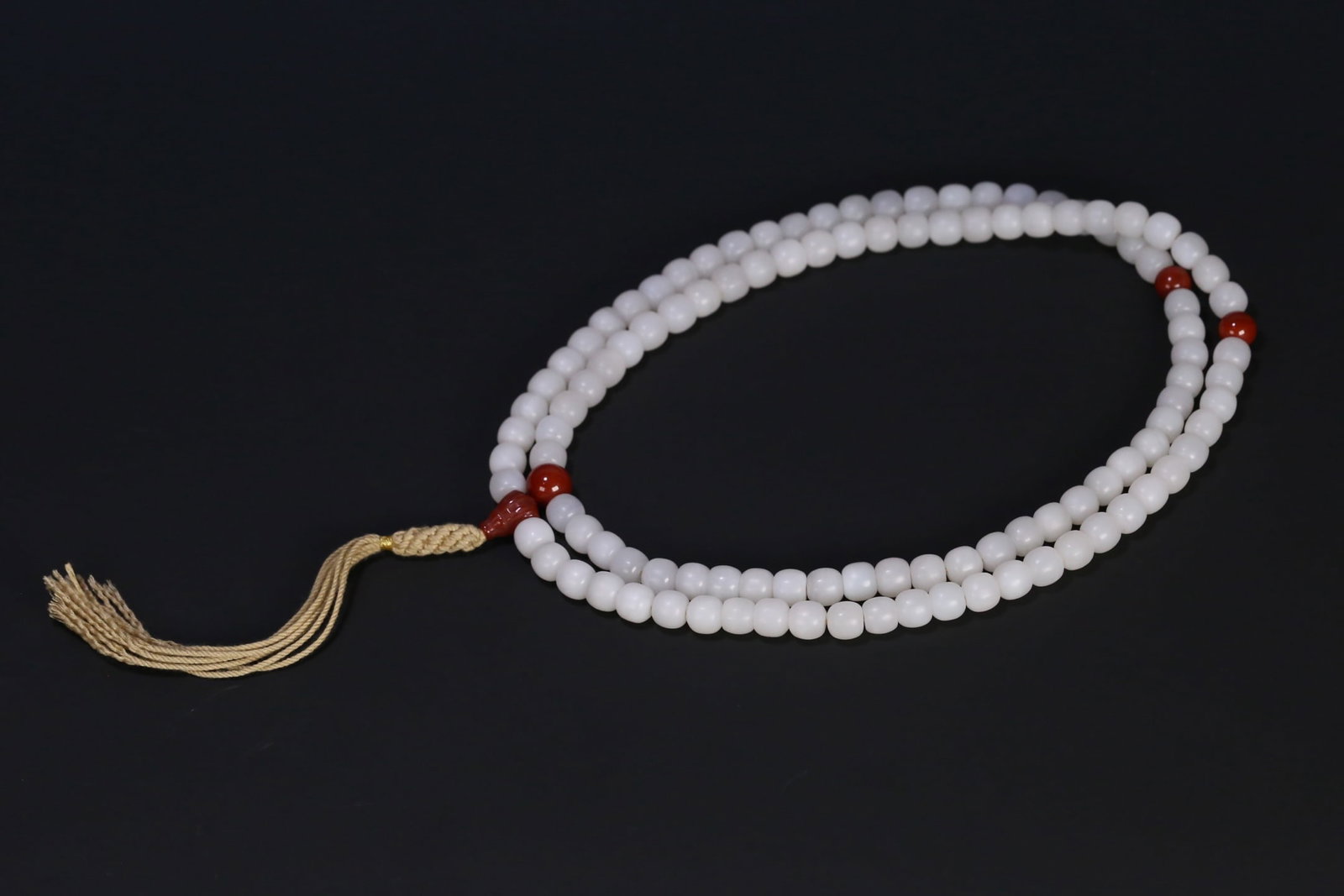 An Exquisite White Jade Bracelets: An Exquisite White Jade Bracelets,Qing Dynasty, ChinaSize:0.4inx0.4in,Weight:181.2g白玉手串,中国清代,Size:0.9cmx1cm,Weight:181.2g