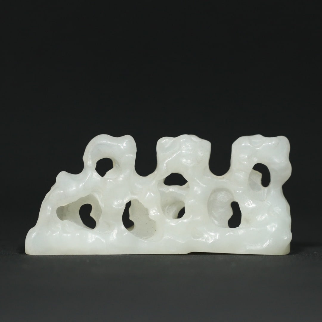 An Exquisite White Jade Rockery Brush Holder: An Exquisite White Jade Rockery Brush Holder,Qing Dynasty,China,Size:2.8inx0.7inx1.2in,Weight:46g白玉山子笔架,中国清代,Size:7cmx1.8cmx3.1cm,