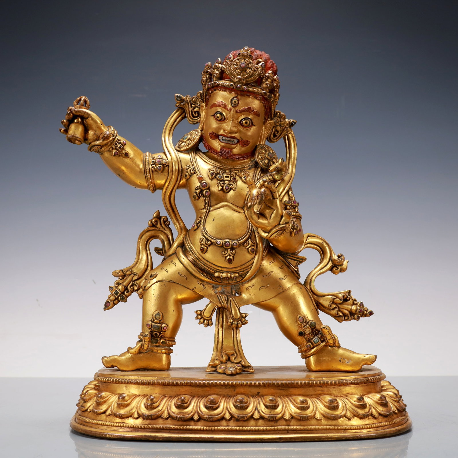 A Exquisite Gilt Bronze Buddha statue: A Exquisite Gilt Bronze Buddha statue Qing Dynasty, China Size:12inx6.7inx13.8in Weight:7500g铜鎏金金刚手佛像 中国清代 Size:30.5