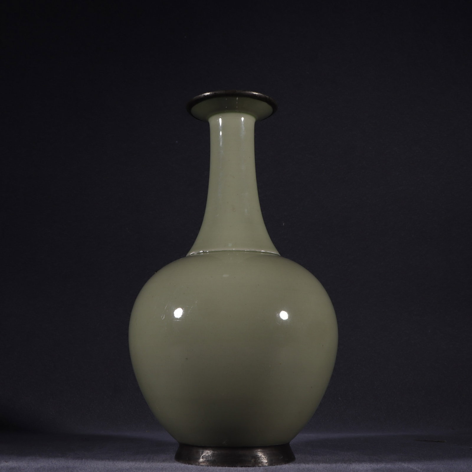 An Exquisite Yue yao Celadon Vase (1 of 9)