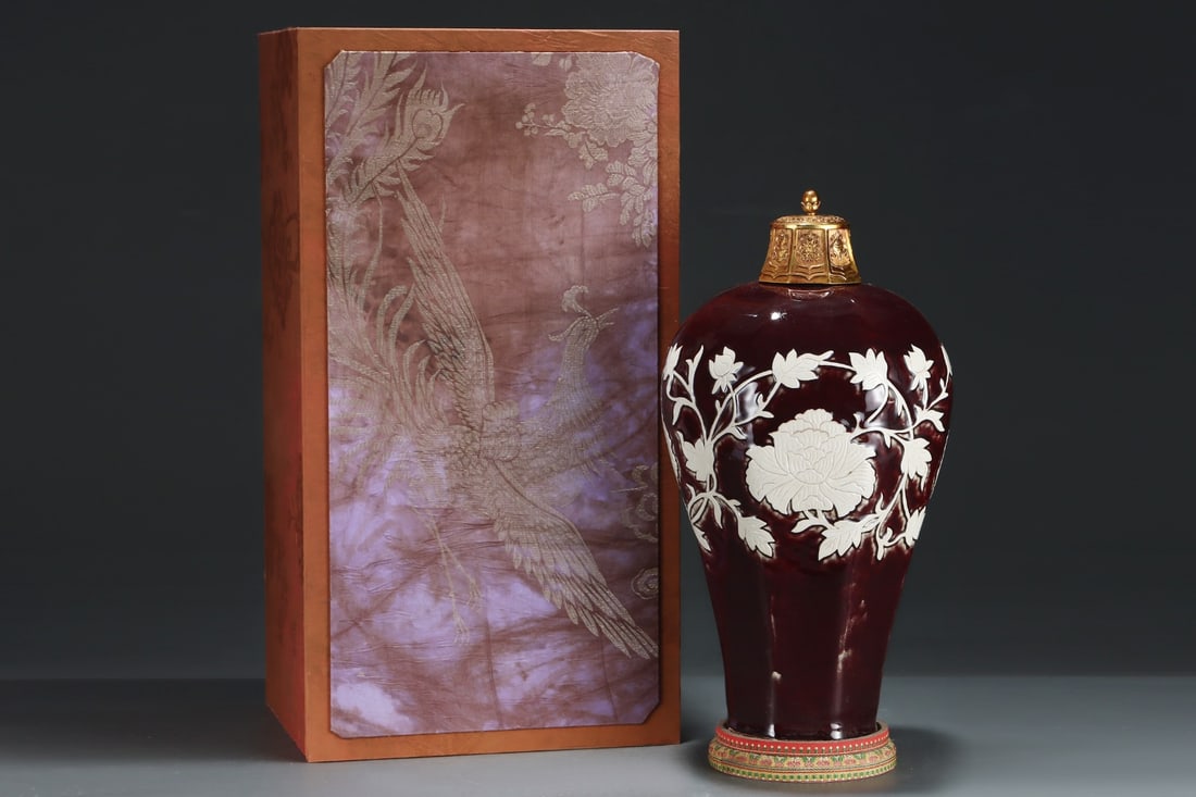 An Exquisite Ji Red Glazed Lotus Pattern Vase: An Exquisite Ji Red Glazed Lotus Pattern Vase Yuan Dynasty, China Size:19.1inx10in霁红八方雕刻留白牡丹花纹梅瓶 È