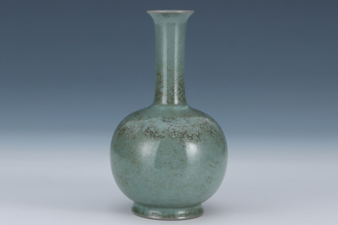An Exquisite Ru yao Sky Blue Glazed Vase: An Exquisite Ru yao Sky Blue Glazed Vase Song Dynasty, China Size:7.7inx4.3in汝窑天青釉长颈胆瓶 中国宋代 Size:19.5cmx11cm