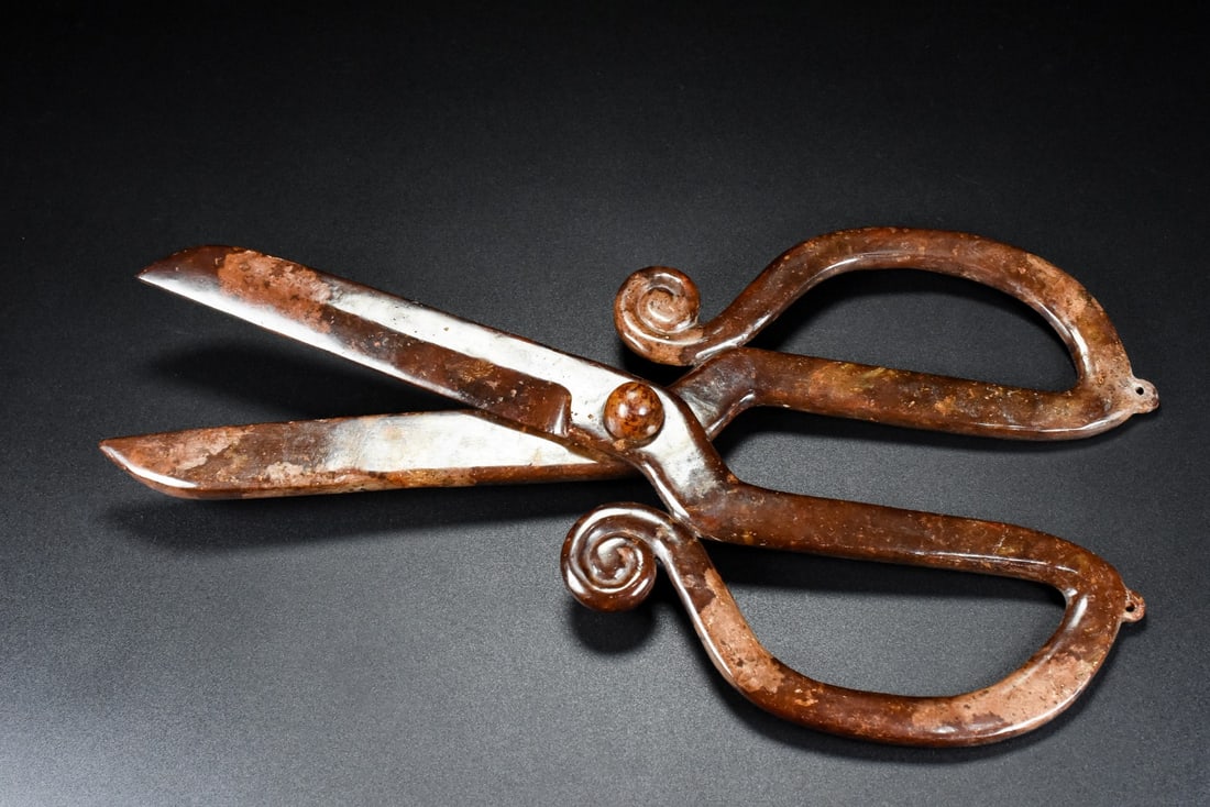 A Rare White Jade Scissors: A Rare White Jade Scissors,Qing Dynasty,China,Size:11.9inx5.8inx1.5in,Weight:325.5g白玉剪刀,中国清代,Size:30.1cmx14.7cmx3.9cm,Weight:325.5g