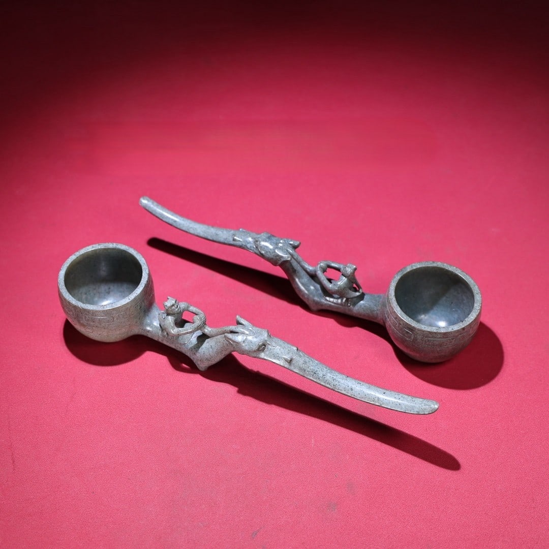 A Pair of Exquisite White Jade Figure Pattern Beast-head Spoons: A Pair of Exquisite White Jade Figure Pattern Beast-head Spoons,Qing Dynasty,China,Size:9.6inx2.3inx1.8in,Weight:455g一对白玉人物纹兽首勺