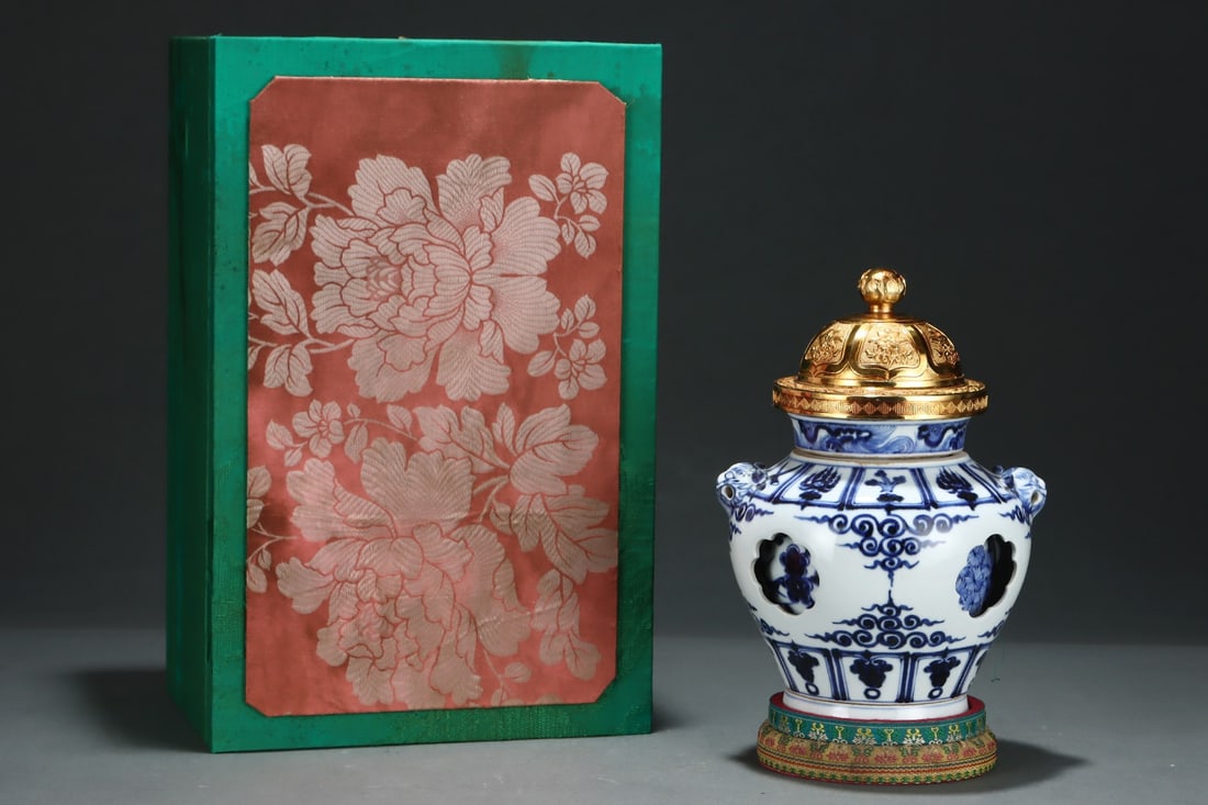 An Exquisite Blue and White Lotus Pattern Double-Ears Jar: An Exquisite Blue and White Lotus Pattern Double-Ears Jar Yuan Dynasty, China Size:9.6inx7.2in青花缠枝莲兽头转心罐