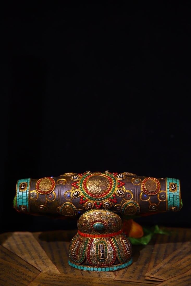 A Rare Meteorite Inlaid Dzi Bead with Gems Ornament: A Rare Meteorite Inlaid Dzi Bead with Gems Ornament,Qing Dynasty,ChinaSize:8.3inx11.8in,11.8inx3.5in,Weight:4500g陨石镶天珠和宝石摆件,ߑ