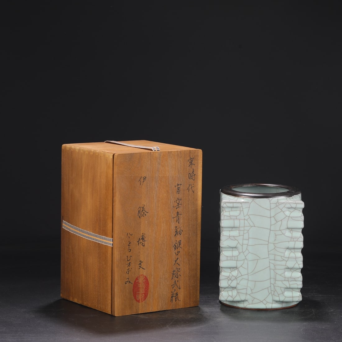 An Exquisite Guan yao Celadon Glazed Vase: An Exquisite Guan yao Celadon Glazed Vase Song Dynasty, China Size:7.9inx5.5in官窑青釉银口琮式瓶 中国宋代 Size:20cmx14cm