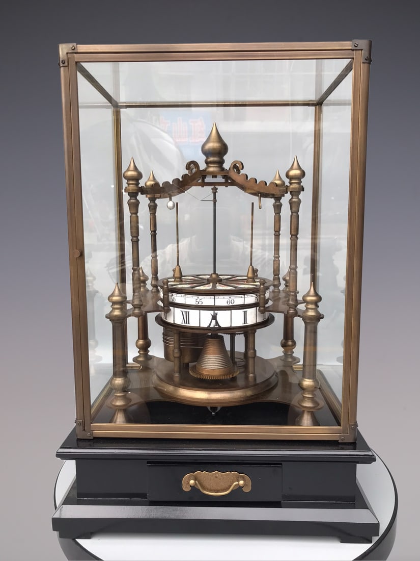 An Exquisite Bronze Clock: An Exquisite Bronze Clock Size:20.5inx13.4inx10.6in铜钟表 Size:52cmx34cmx27cm