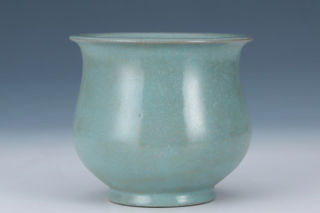 An Exquisite Ru yao Jar: An Exquisite Ru yao Jar Song Dynasty, China Size:5.3inx5.9in汝窑天蓝釉冰片纹渣斗 中国宋代 Size:13.5cmx15cm