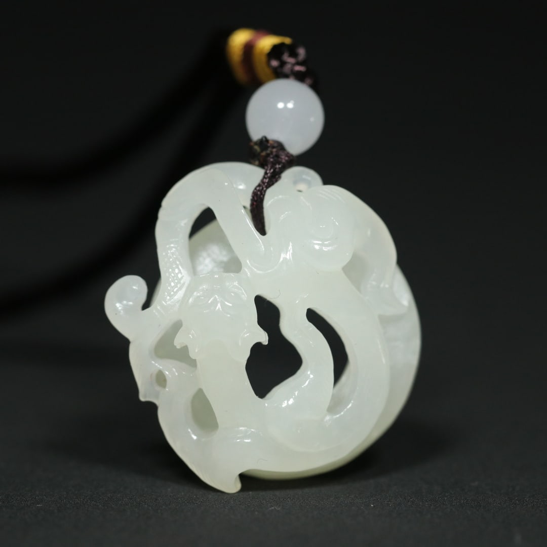 An Exquisite White Jade Chi-Dragon Pattern Pendant: An Exquisite White Jade Chi-Dragon Pattern Pendant,Qing Dynasty,China,Size:1.4inx1.3inx0.7in,Weight:18.5g白玉螭龙纹挂件,中国清代,Size: