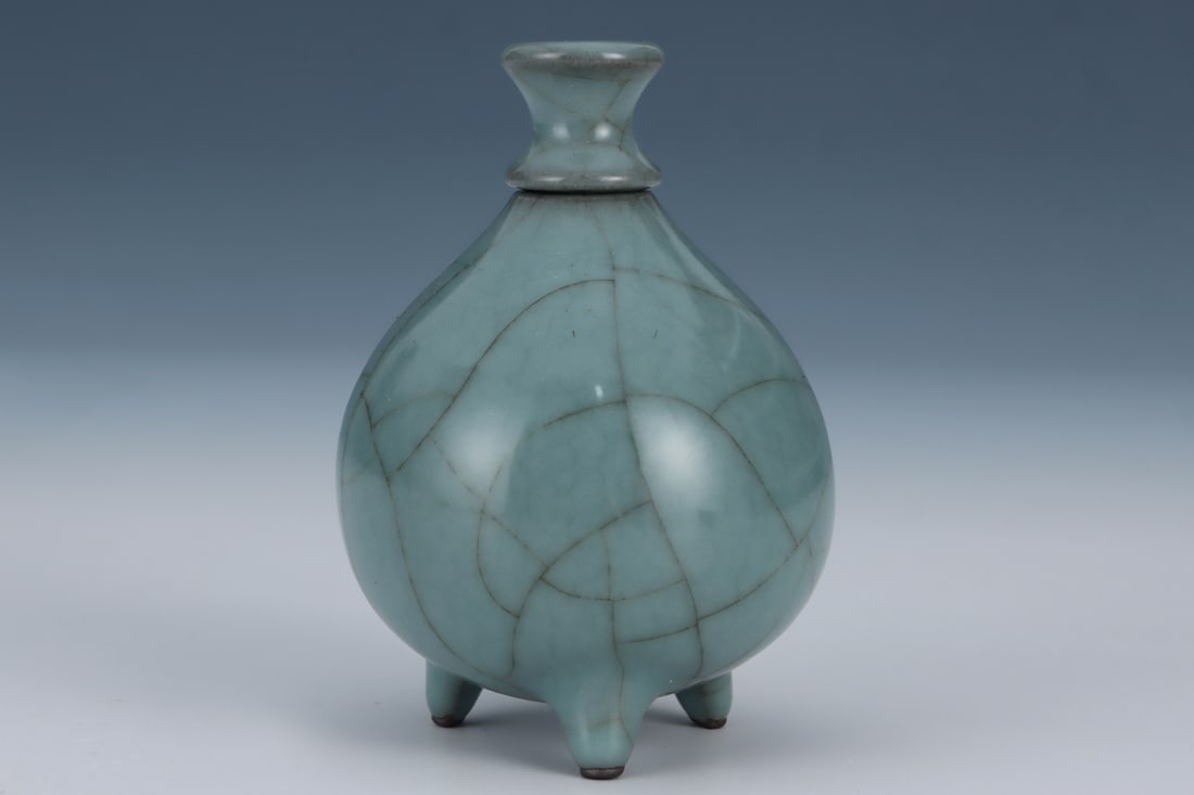 An Exquisite Guan yao Celadon Glazed Water Pot: An Exquisite Guan yao Celadon Glazed Water Pot Song Dynasty, China Size:3.9inx2.8in官窑青釉水盂 中国宋代 Size:9.8cmx7.2cm