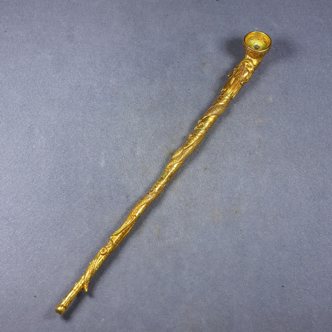 A Huge Gilt Bronze Dragon Pattern Pipe: A Huge Gilt Bronze Dragon Pattern Pipe,Qing Dynasty,China,Size:16.5inx1.4in,Weight:601g铜鎏金龙纹烟斗,中国清代,Size:42cmx3.5cm,Weight: