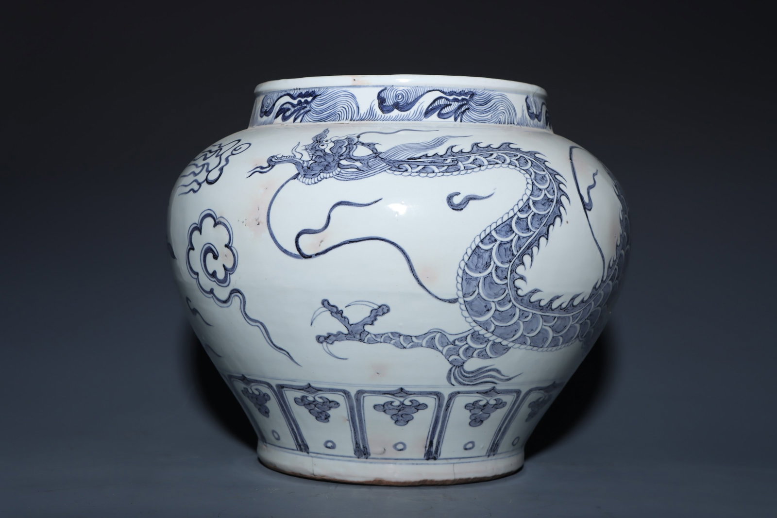 An Exquisite Blue and White Dragon Pattern Jar: An Exquisite Blue and White Dragon Pattern Jar Yuan Dynasty, China Size:11.8inx14in青花龙纹罐 中国元代 Size:30cmx35.5cm