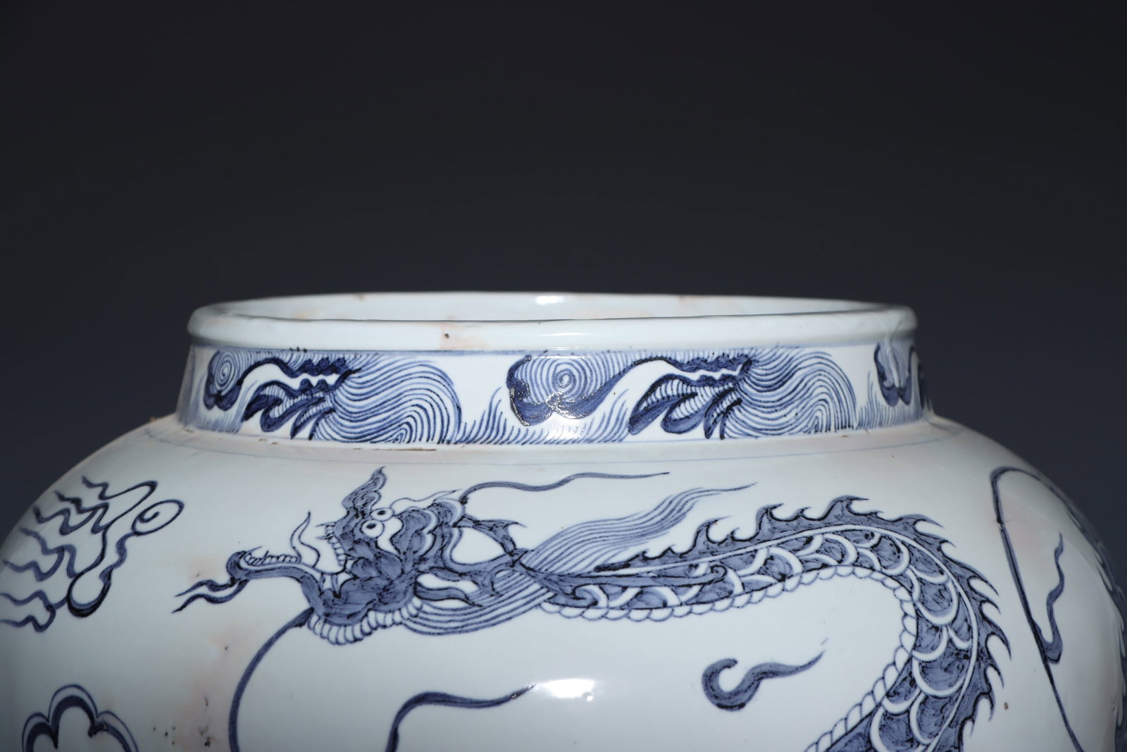 An Exquisite Blue and White Dragon Pattern Jar - 2