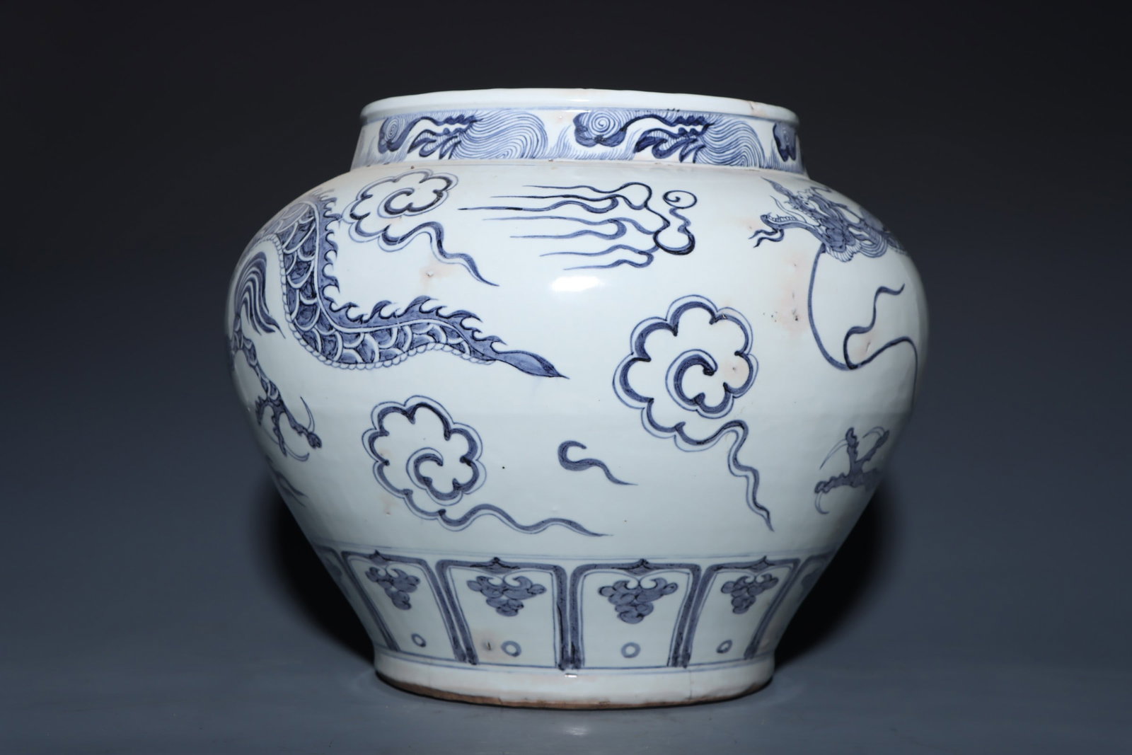 An Exquisite Blue and White Dragon Pattern Jar - 3