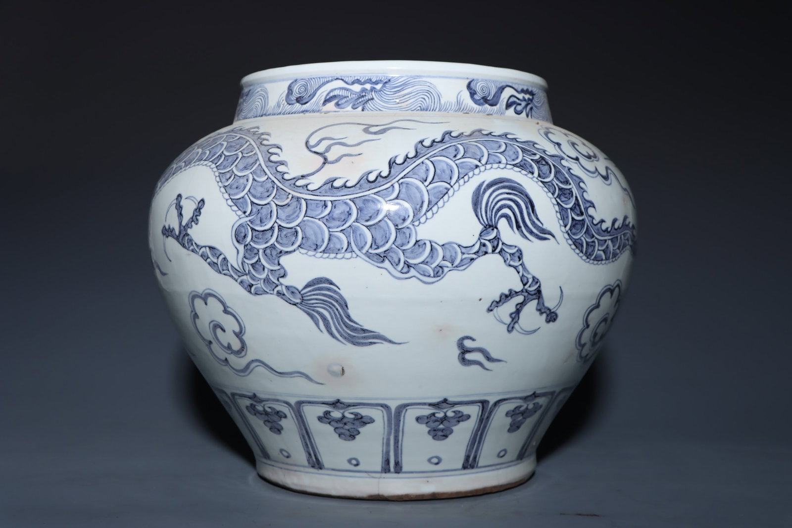 An Exquisite Blue and White Dragon Pattern Jar - 4