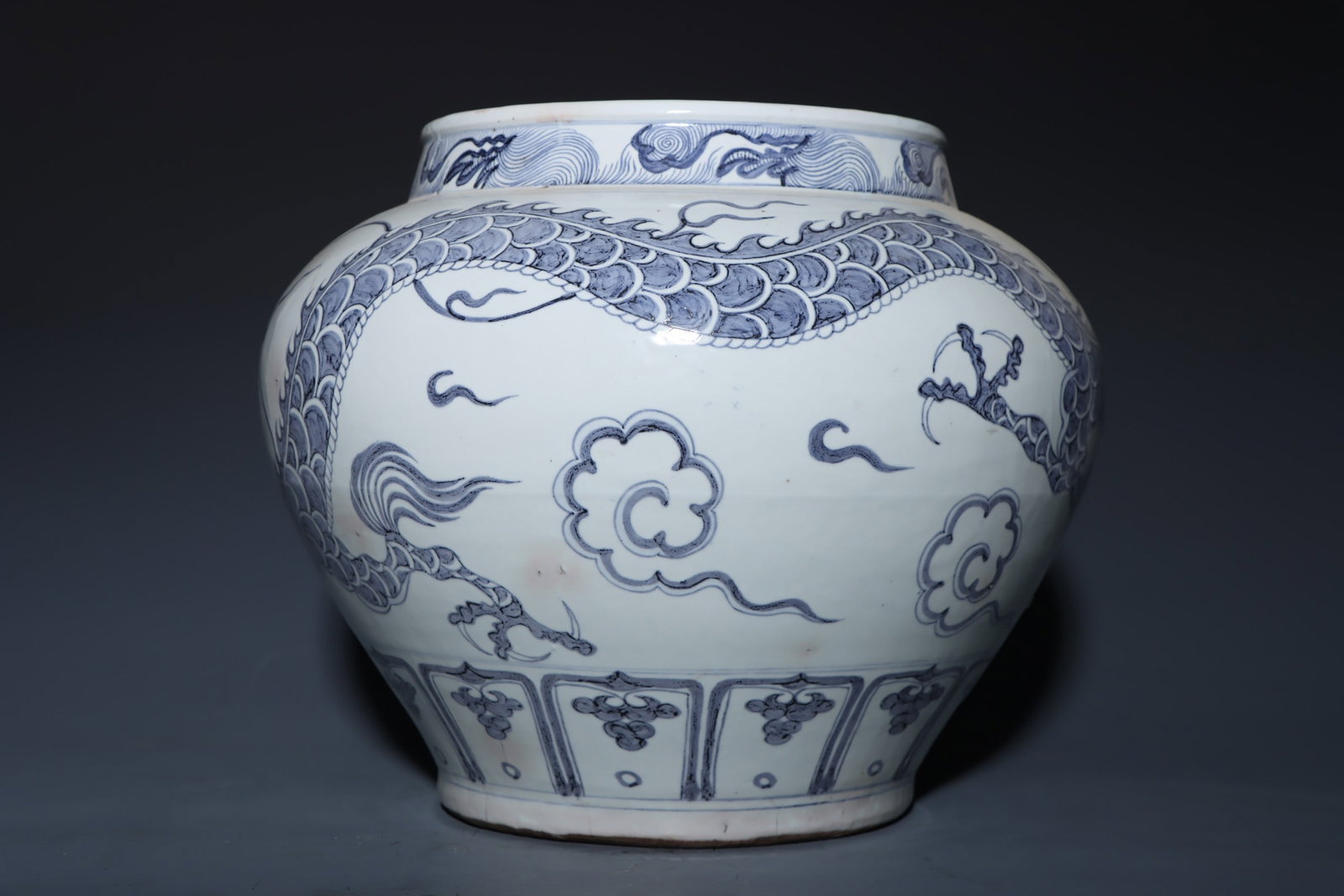 An Exquisite Blue and White Dragon Pattern Jar - 5