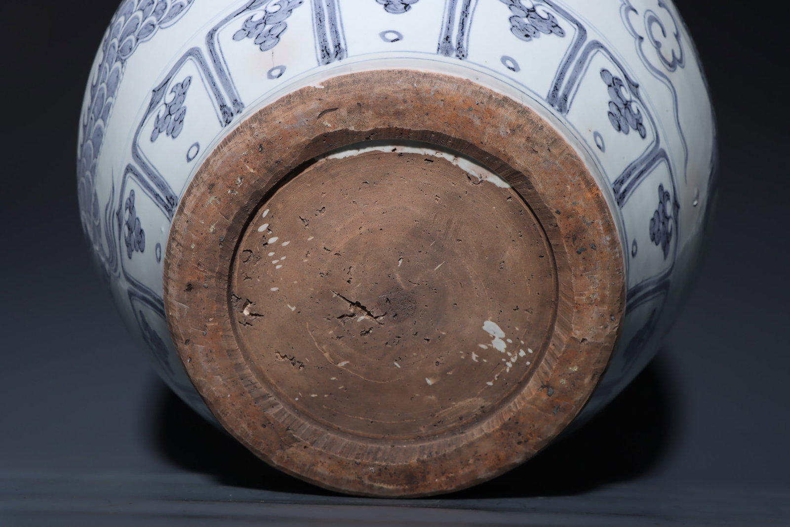 An Exquisite Blue and White Dragon Pattern Jar - 9