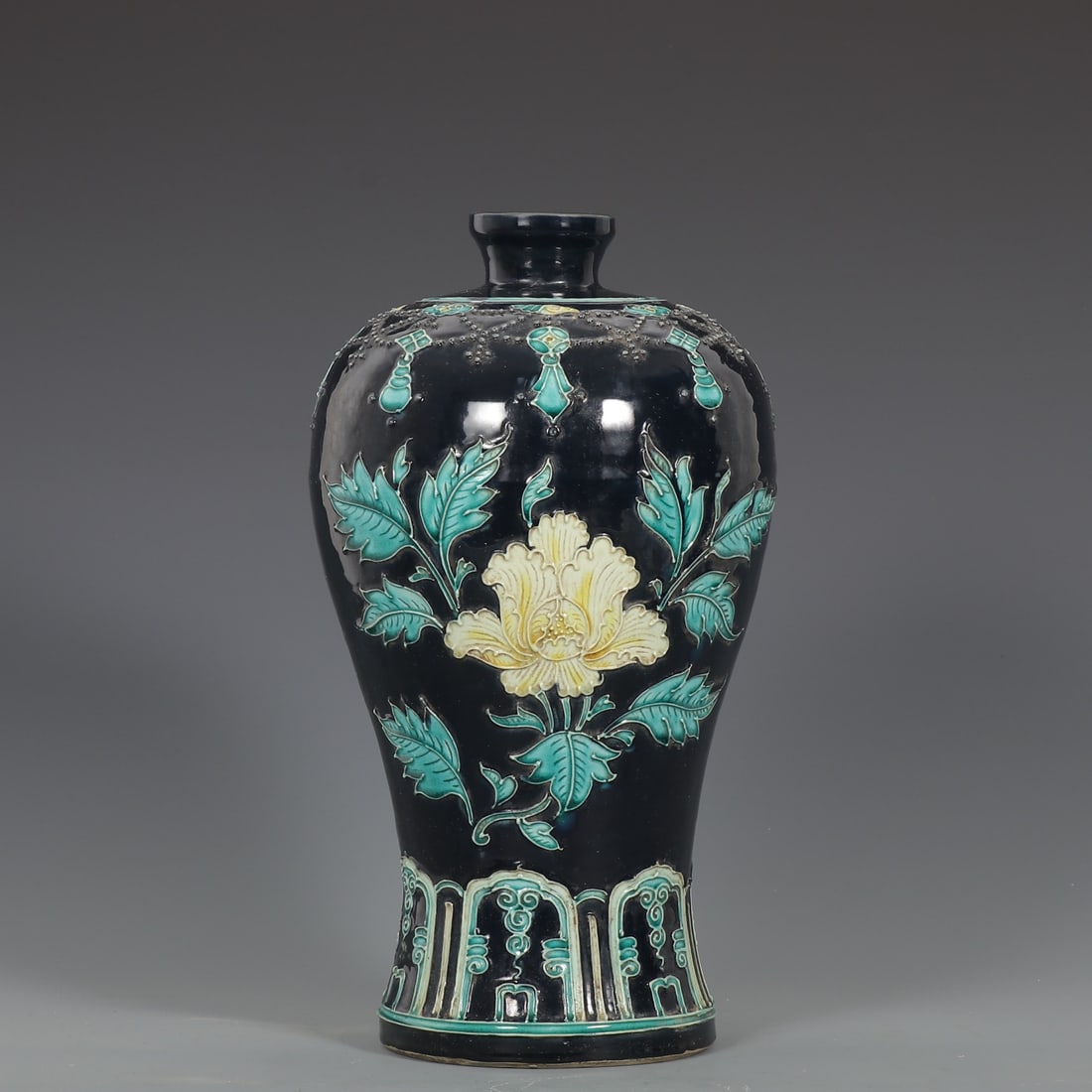 A Rare Fahua Glazed Flower Pattern Vase: A Rare Fahua Glazed Flower Pattern Vase,Ming Dynasty, ChinaSize:12.6inx2.2inx6.7in珐华彩花卉纹瓶,中国明代,Size:32cmx5.5cmx17cm
