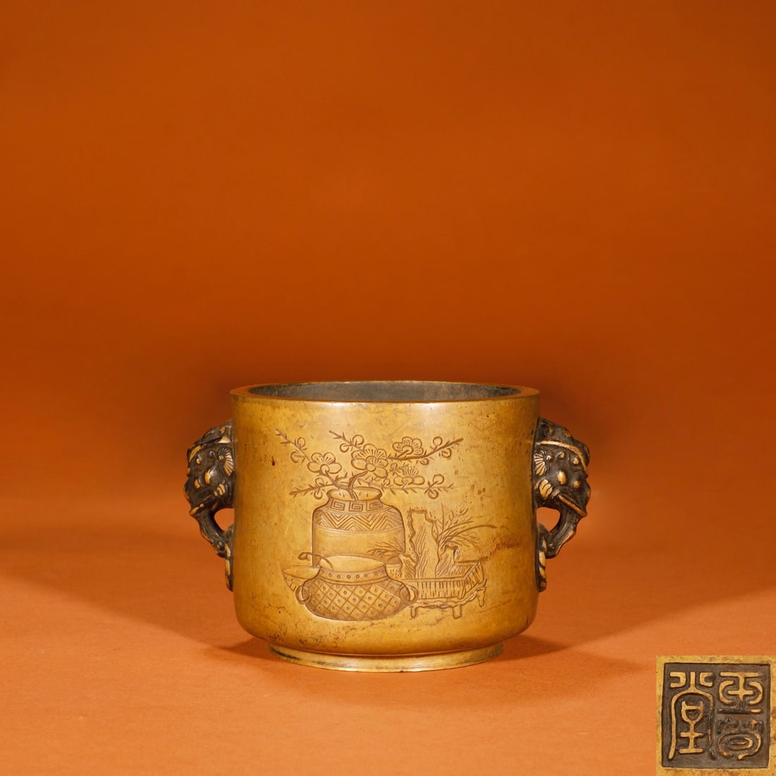 An Exquisite Bronze Bogu Pattern Elephant-Ears Censer: An Exquisite Bronze Bogu Pattern Elephant-Ears Censer,Ming Dynasty,China,With Mark,Size:3.4inx4inx5.4in,Weight:1400g铜博古纹象耳香炉,中国
